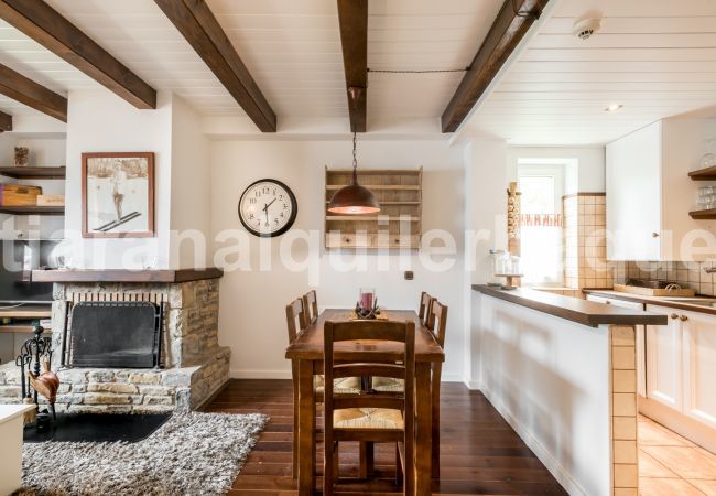 Precioso comedor del apartamento Cap dera Vila en Vielha. A 20 minutos de Baqueira