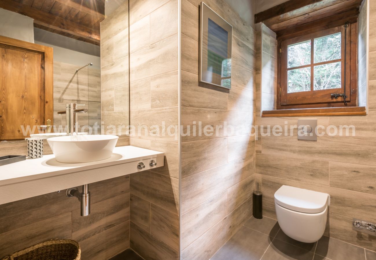 Baño Casa Es Pletieus Totiaran, Arties