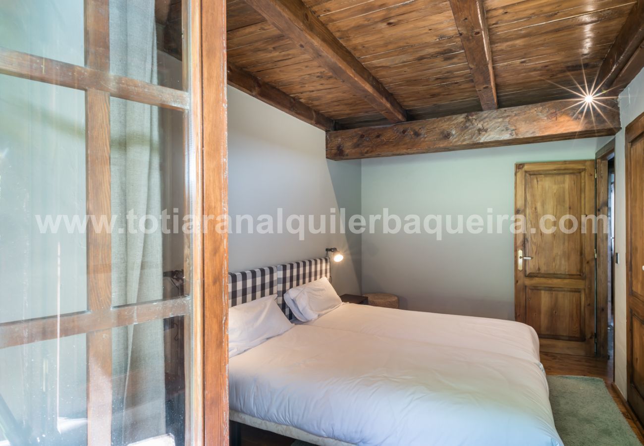 Precioso dormitorio de la Casa Es Pletieus by Totiaran, en Arties, Val de Arán