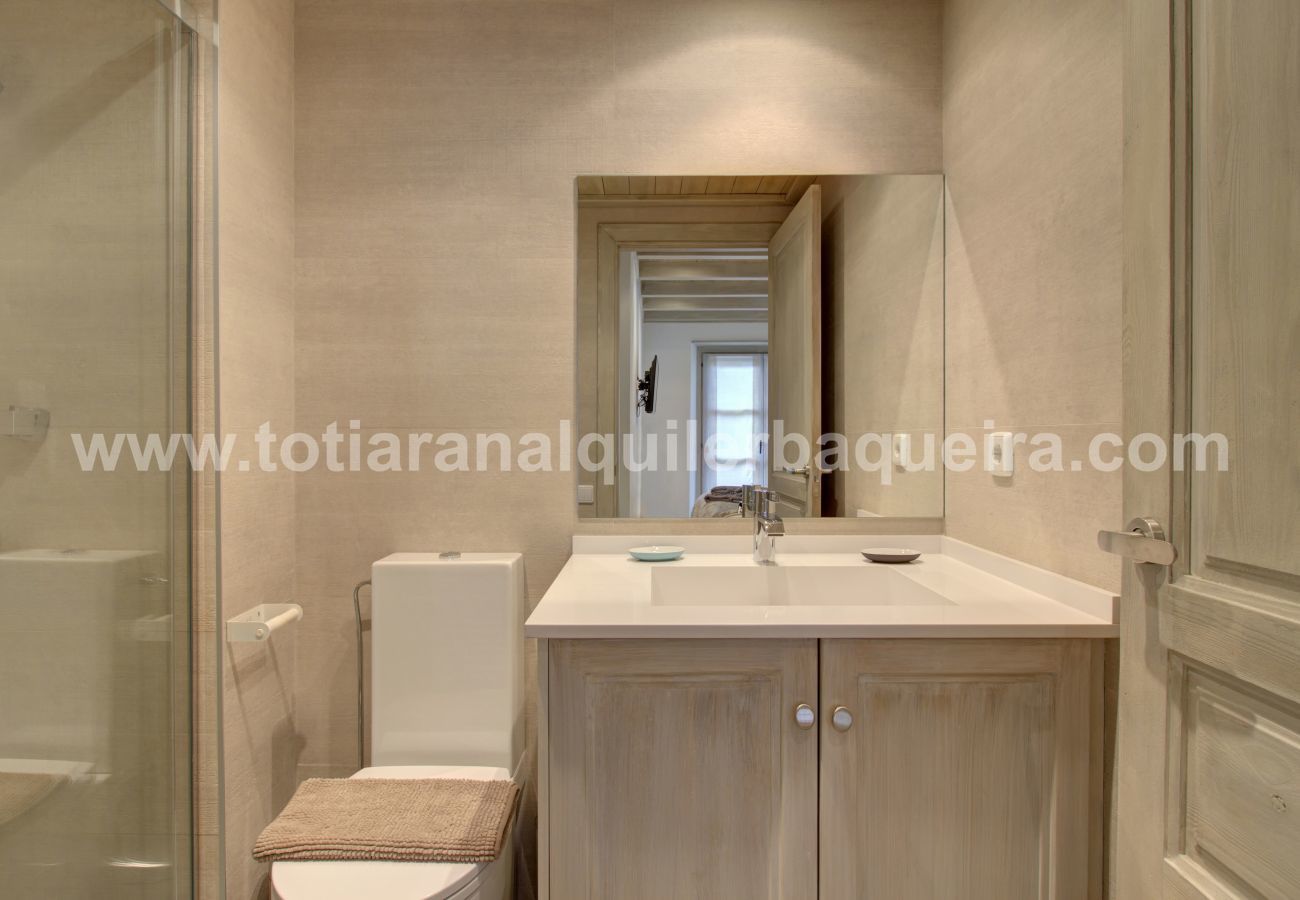 Cuarto de baño apartamento Varrados by Totiaran a pie de pistas