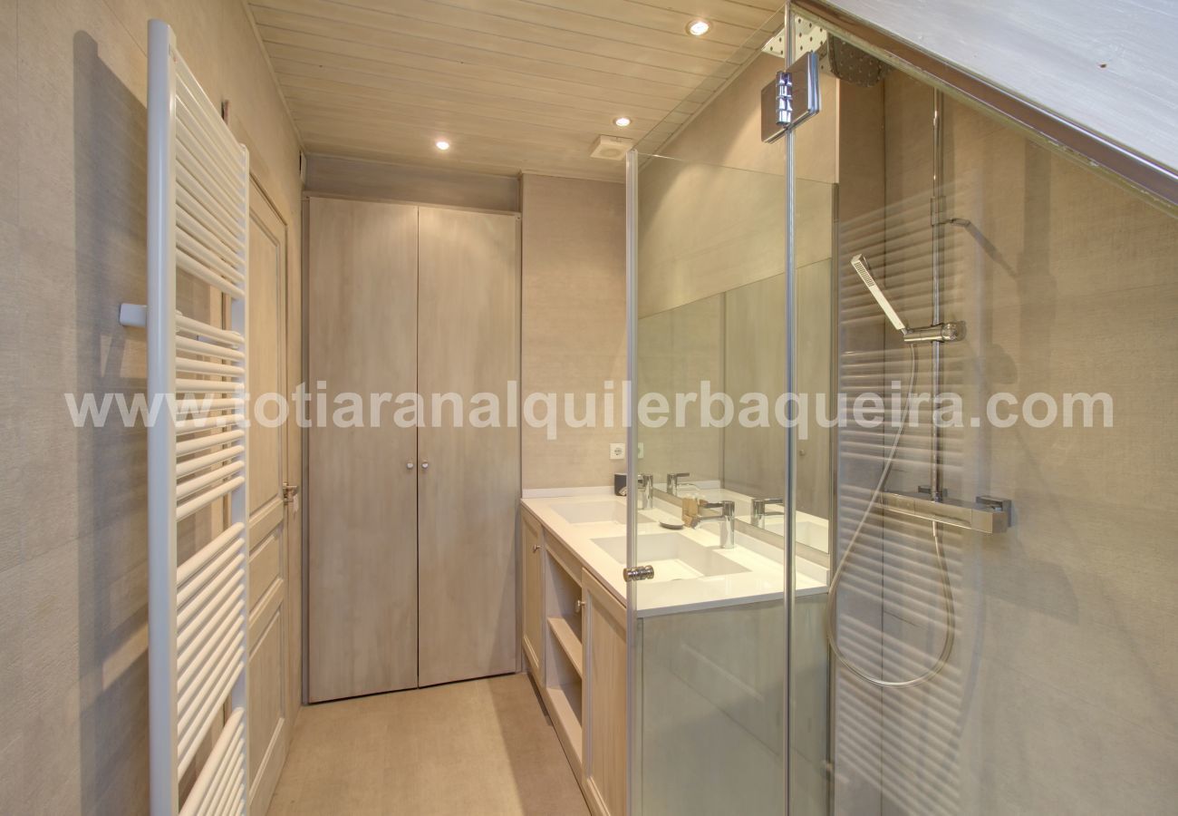 Cuarto de baño apartamento Varrados by Totiaran a pie de pistas