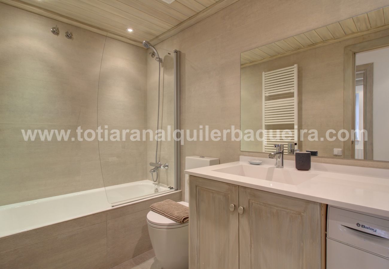 Cuarto de baño apartamento Varrados by Totiaran a pie de pistas