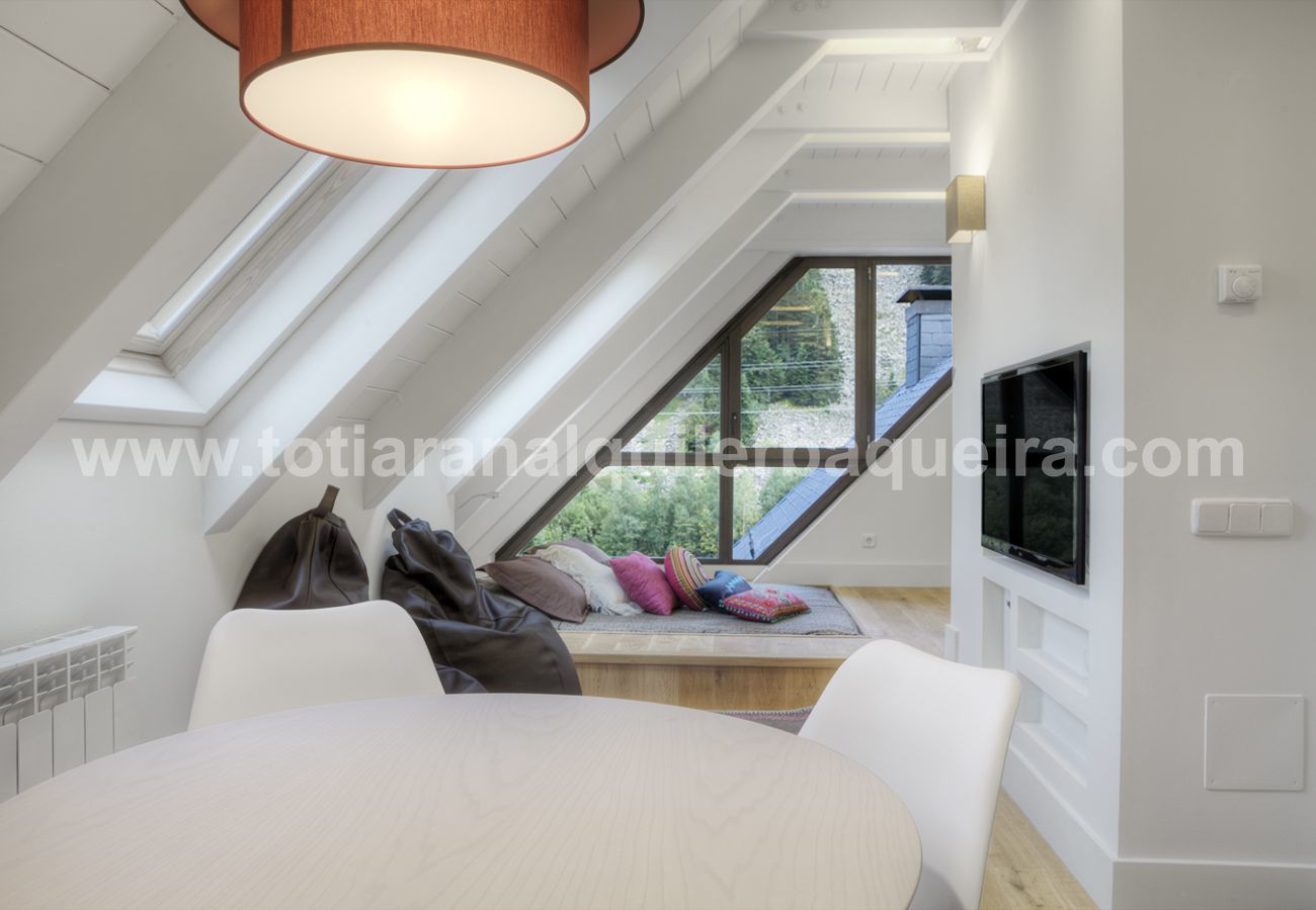 Salon comedor apartamento Vinyeta by Totiaran, Val de Ruda, pie de pistas
