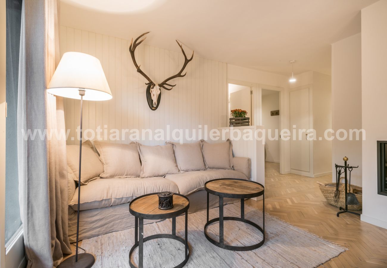Salon Era Piusa Totiaran, appartement à Vielha, Val d'Aran Salón comedor Era Piusa Totiaran, apartamento en Vielha, Valle de Aran