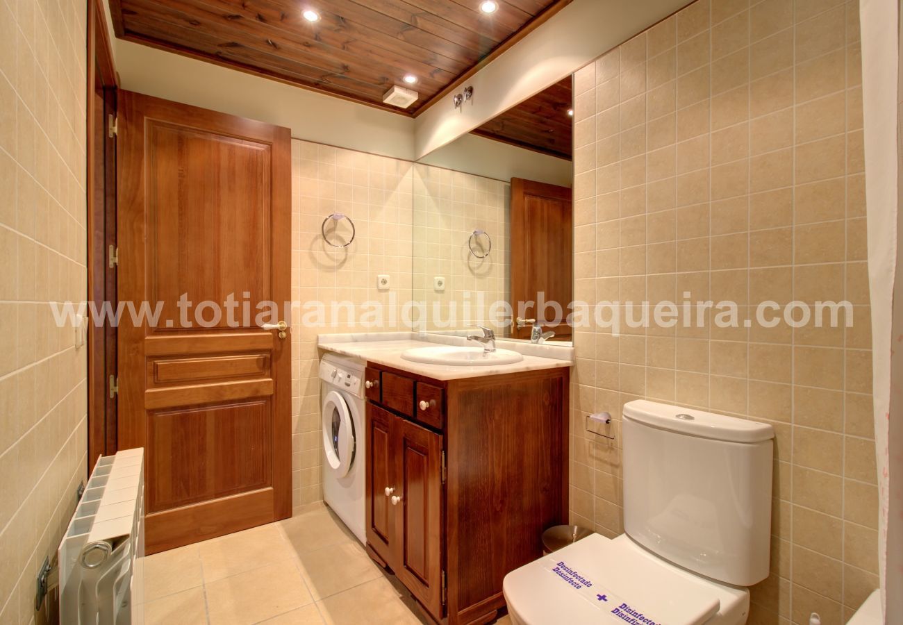 cuarto de baño apartamento Molieres by Totiaran a pie de pistas