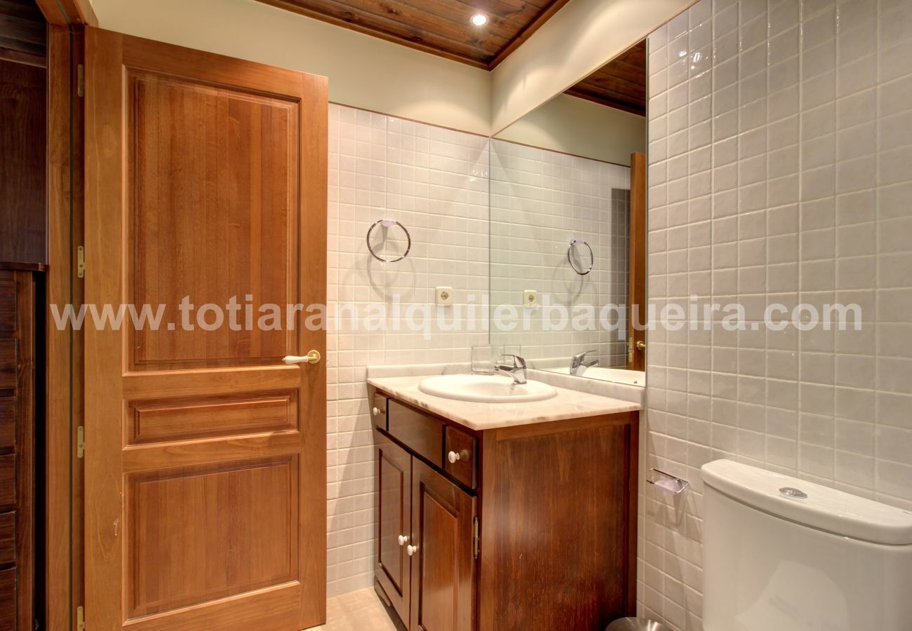 cuarto de baño apartamento Molieres by Totiaran a pie de pistas