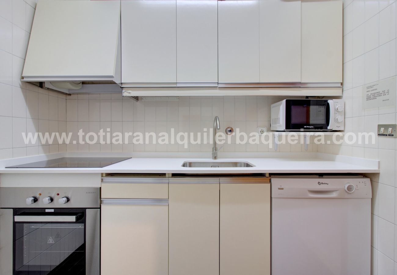 Cocina Eth Turcalh by Totiaran, apartamento Baqueira a pie de pistas