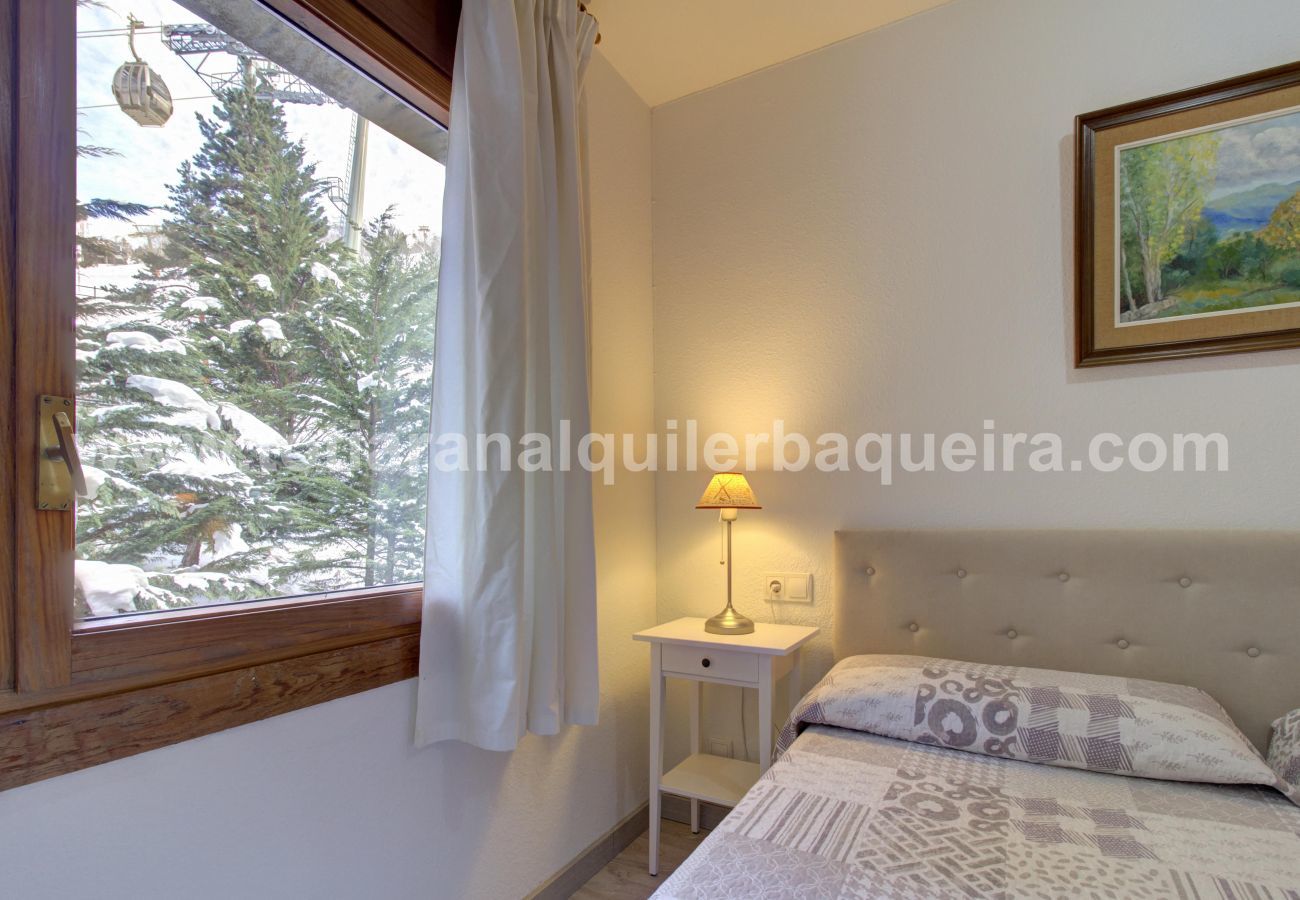 Dormitorio principal Eth Turcalh by Totiaran, apartamento Baqueira a pie de pistas