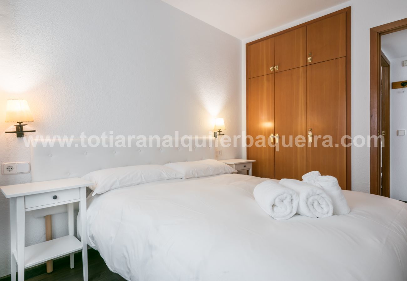 Bonito dormitorio, apartamento Sarraera by Totiaran, en Baqueira, Val de Arán