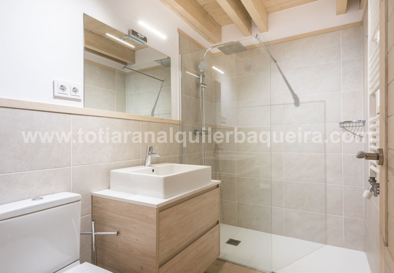 Cuarto de baño de de la casa Eth Mur by Totiaran, Val de Ruda, a pie de pistas