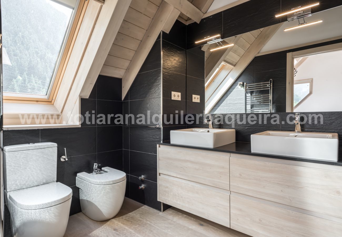 Cuarto de baño de de la casa Eth Mur by Totiaran, Val de Ruda, a pie de pistas