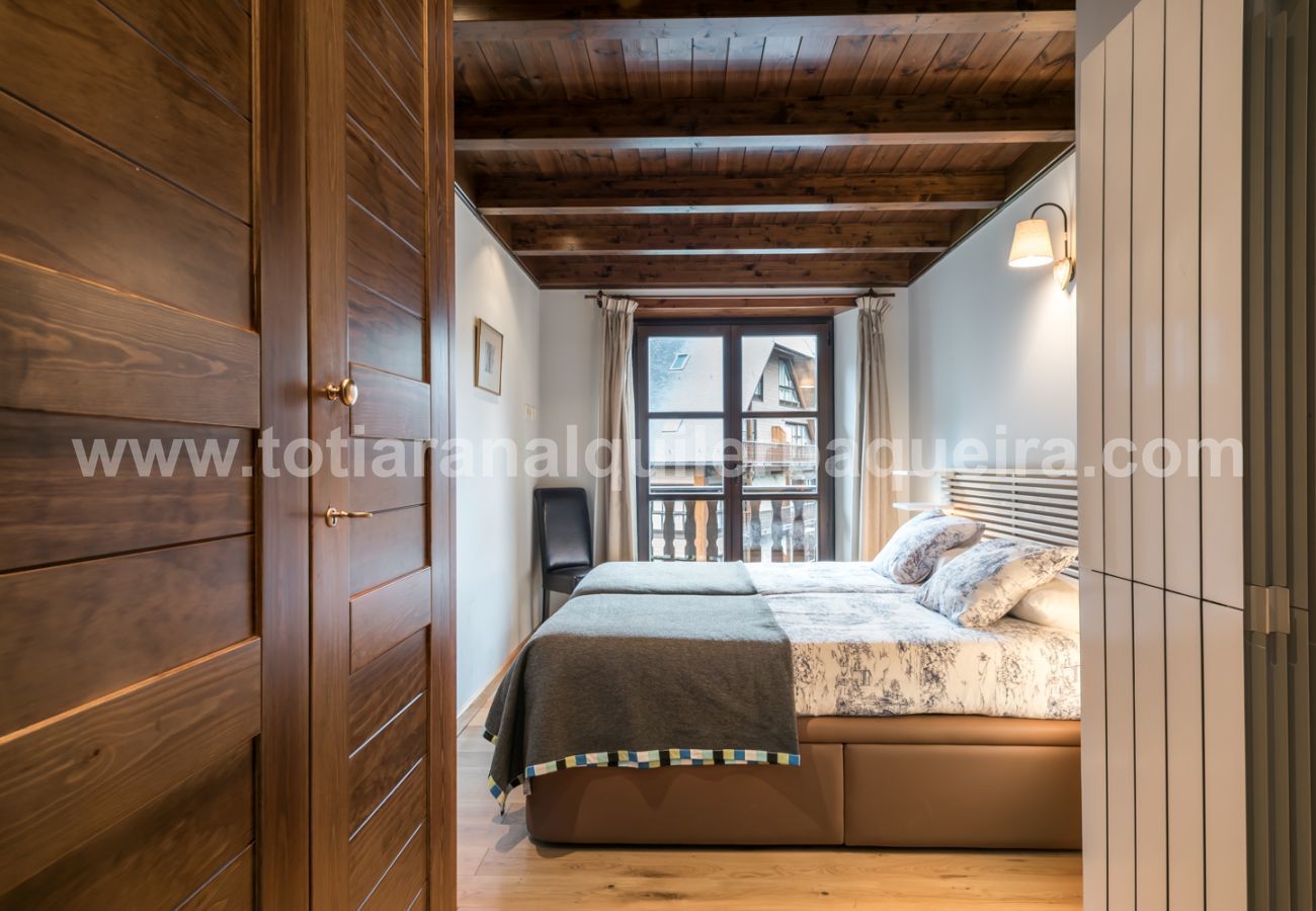 Dormitorio del apartamento Tulmas by Totiaran. Urbanización Val de Ruda. A pie de pistas