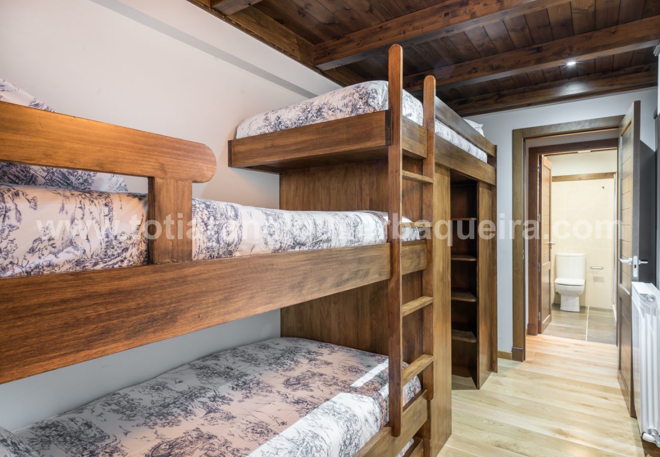 Precioso dormitorio del apartamento Tulmas by Totiaran. Situado en Val de Ruda. A pie de pistas.