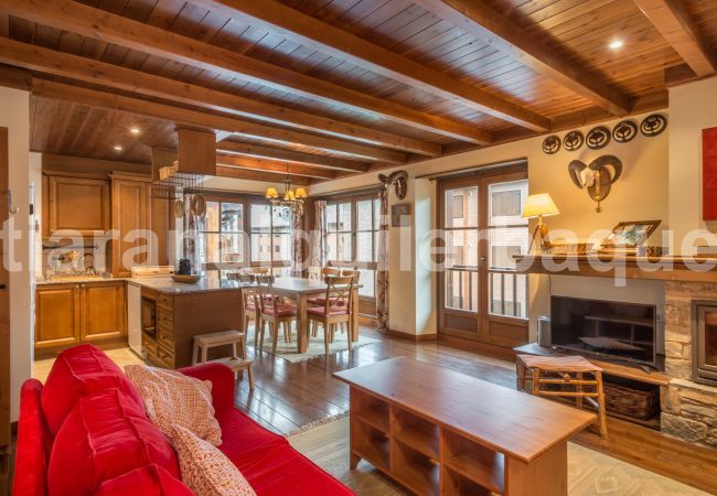 Living room Pastorets Totiaran, apartment in Val de Ruda, Baqueira