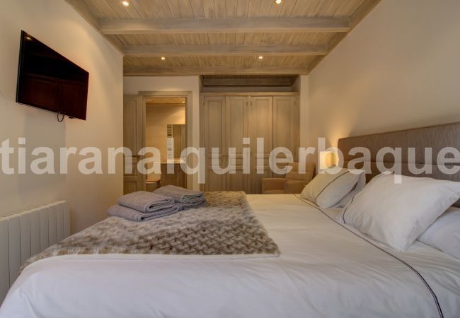 Bedroom of the Varrados by Totiaran apartment at the foot of the slopes