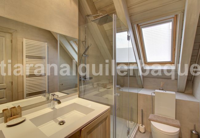 Bathroom of the Varrados by Totiaran apartment at the foot of the slopes