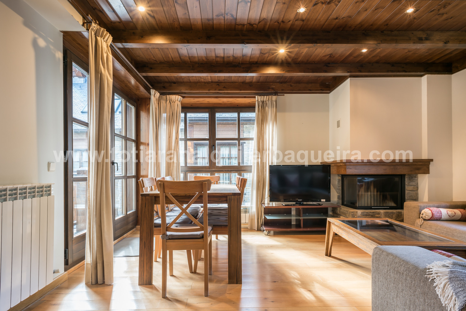 Dining room of the Tulmas by Totiaran apartment. Val de Ruda urbanization. At the foot of the slopes