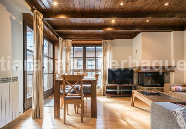 Dining room of the Tulmas by Totiaran apartment. Val de Ruda urbanization. At the foot of the slopes