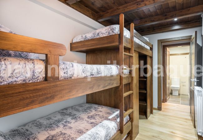 Beautiful bedroom of the Tulmas by Totiaran apartment. Located in Val de Ruda. At the foot of the slopes.