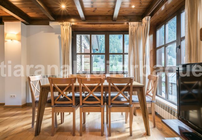 Dining room of the Tulmas by Totiaran apartment. Val de Ruda urbanization. At the foot of the slopes