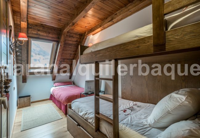 Bedroom Nuevo Artic by Totiaran, Val de Ruda, at the foot of the slopes