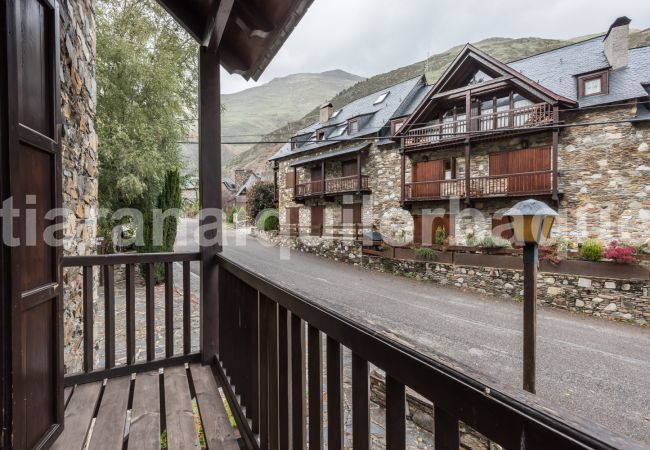 House in Naut Aran - Mont dera Solana by Totiaran House in Naut Aran - Mont dera Solana by Totiaran