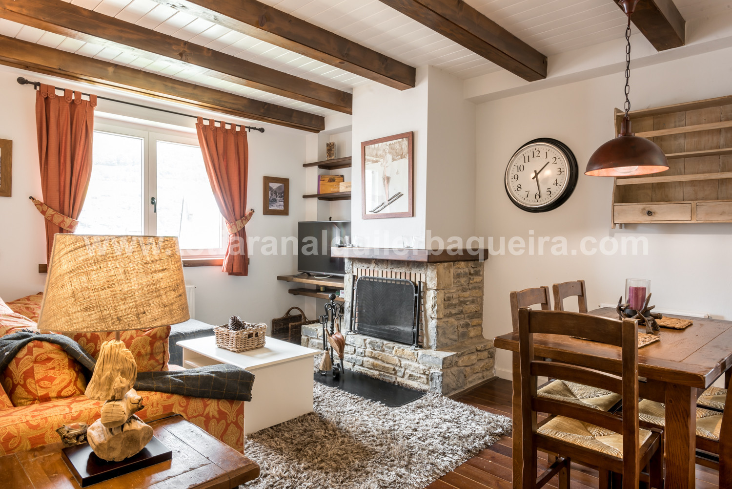 Beautiful dining room of the Cap dera Vila apartment in Vielha. 20 minutes from Baqueira