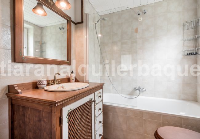 Nice bathroom of the Cap dera Vila by Totiaran apartment in Vielha. 20 minutes from Baqueira