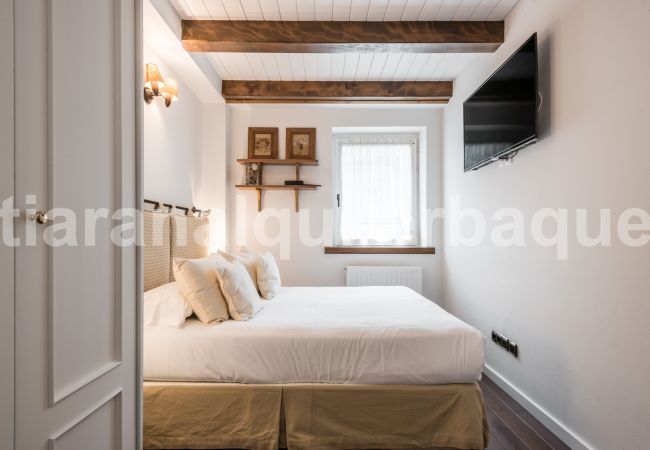 Bedroom of the Cap dera Vila by Totiaran apartment in Vielha. 20 minutes from Baqueira