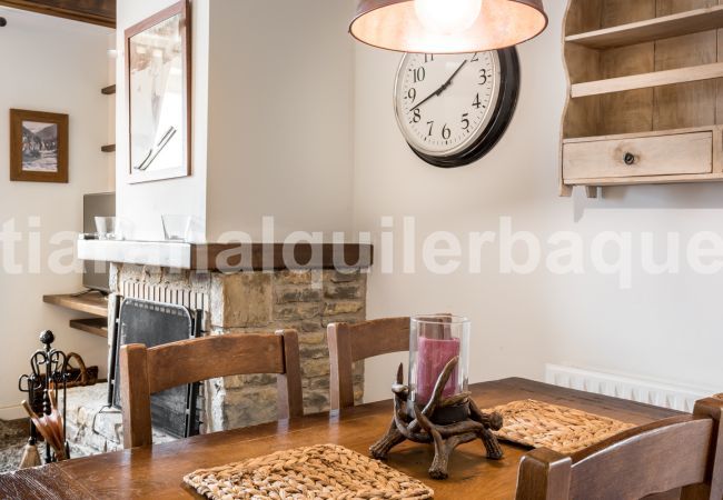 Beautiful dining room of the Cap dera Vila apartment in Vielha. 20 minutes from Baqueira