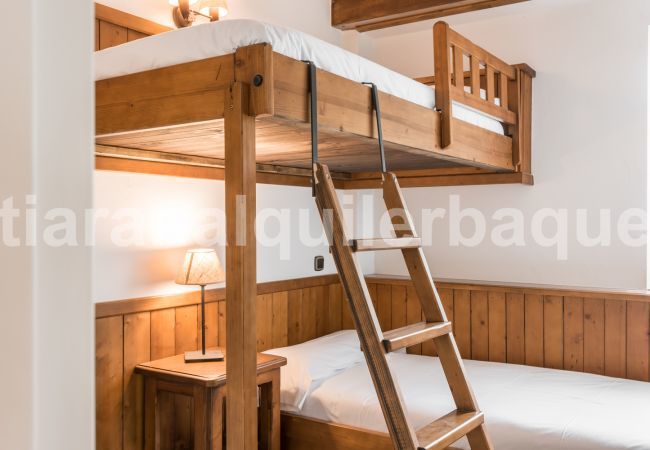 Bedroom of the Cap dera Vila by Totiaran apartment in Vielha. 20 minutes from Baqueira