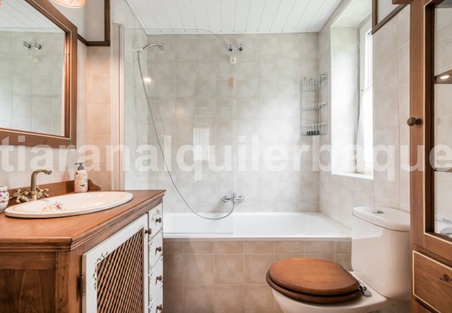 Nice bathroom of the Cap dera Vila by Totiaran apartment in Vielha. 20 minutes from Baqueira