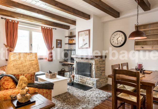 Beautiful dining room of the Cap dera Vila apartment in Vielha. 20 minutes from Baqueira