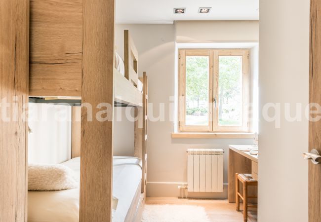 Bedroom of the apartment Peira Arroja by Totiaran, Nin de Beret, Baqueira, at the foot of the slopes