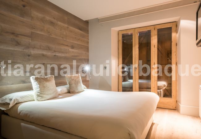 Bedroom of the Peira Arroja apartment by Totiaran, Nin de Beret, Baqueira, at the foot of the slopes