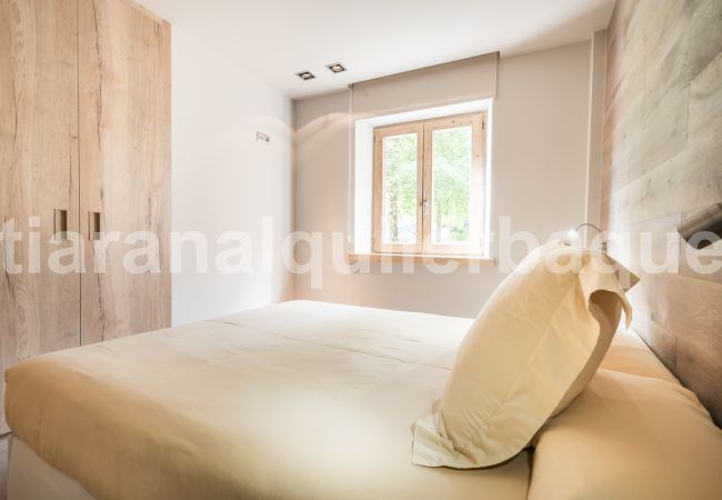 Bedroom of the Peira Arroja apartment by Totiaran, Nhin de Beret, Baqueira, at the foot of the slopes