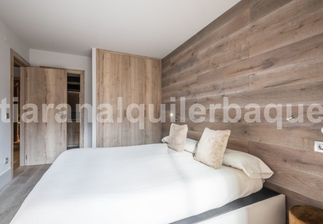 Bedroom of the Peira Arroja apartment by Totiaran, Nin de Beret, Baqueira, at the foot of the slopes