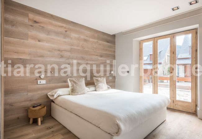 Bedroom of the Peira Arroja apartment by Totiaran, Nin de Beret, Baqueira, at the foot of the slopes