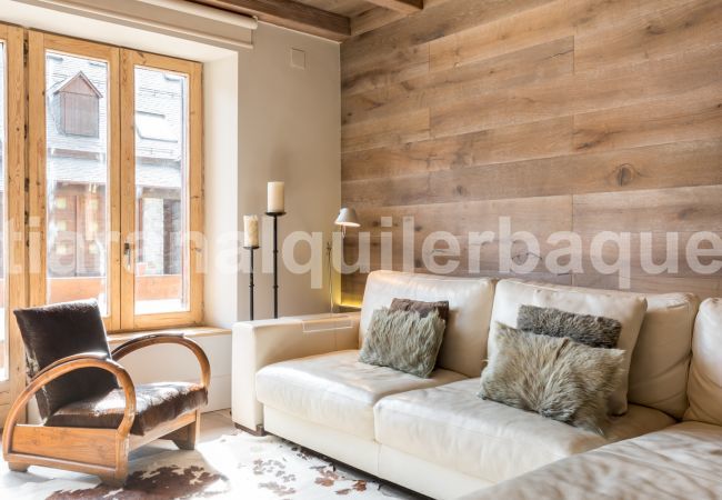Living room of the  apartment  Peira Arroja by Totiaran, Nin de Beret, Baqueira, at the foot of the slopes