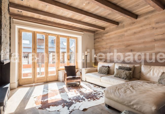 Living room of the apartment Peira Arroja by Totiaran, Nin de Beret, Baqueira, at the foot of the slopes