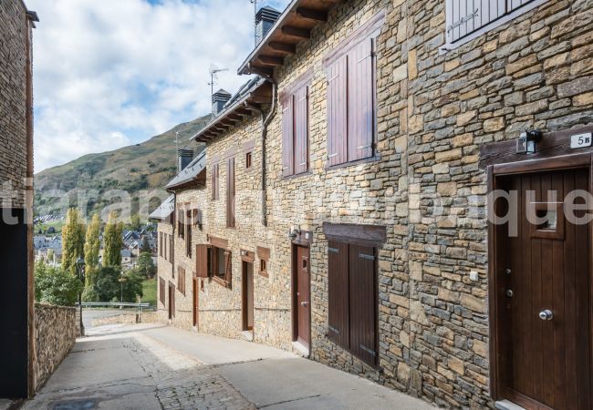 Terraced House in Salardú - Casa Pujo by Totiaran Terraced House in Salardú - Casa Pujo by Totiaran