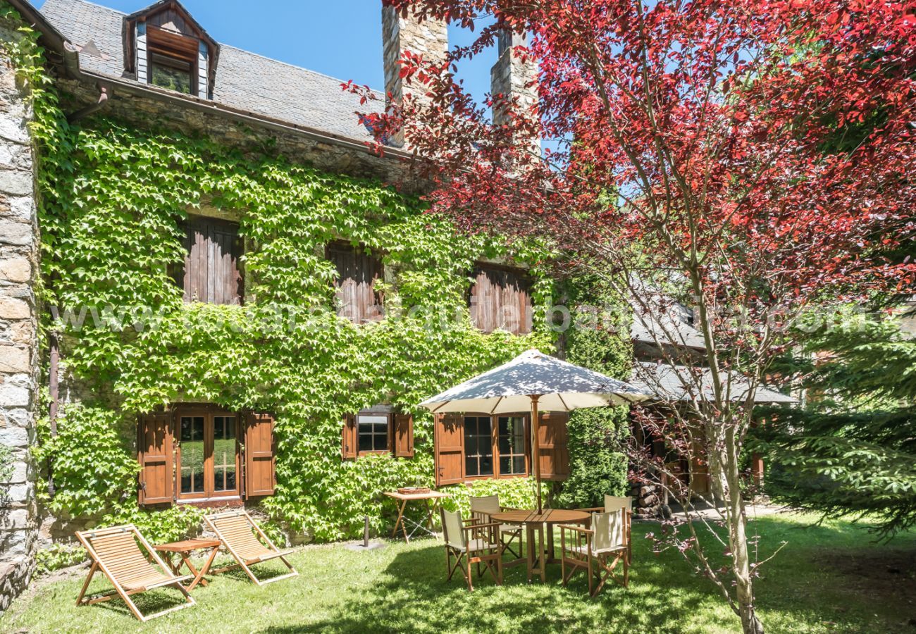 Lovely garden de la Casa Es Pletieus by Totiaran, in Arties, Val de Arán