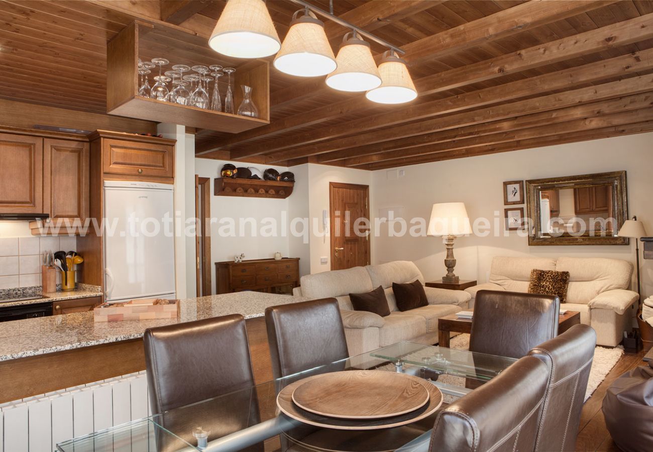 Living and dining room Craba Totiaran, apartment in Val de Ruda, Baqueira