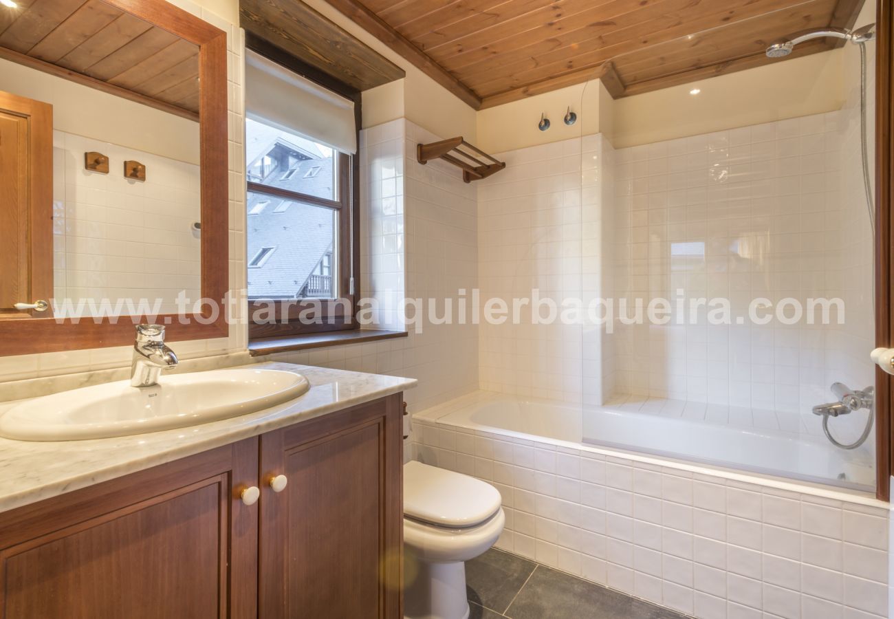 Apartment in Baqueira - Jireta by Totiaran