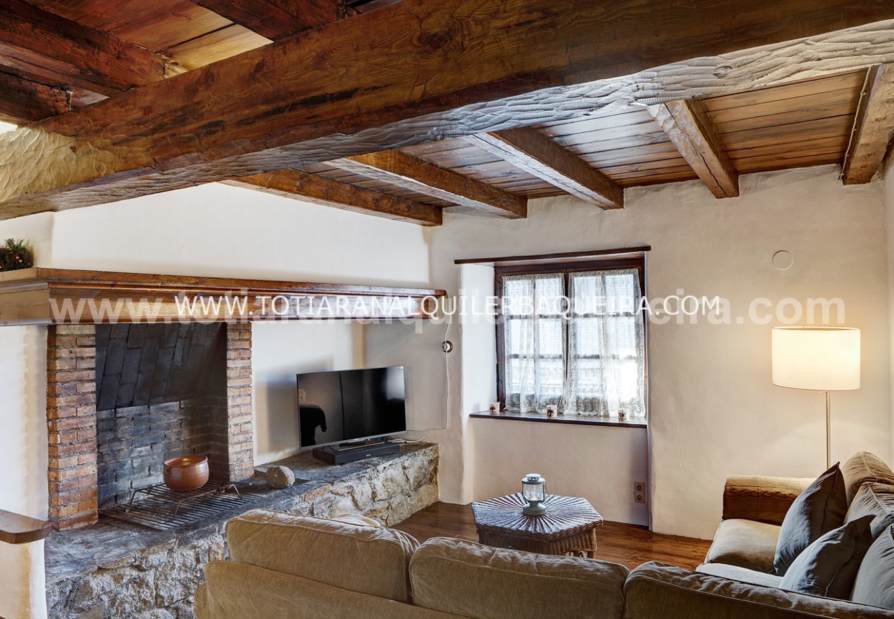 Living room Era Cascada  Totiaran, apartment in Pleta Baqueira