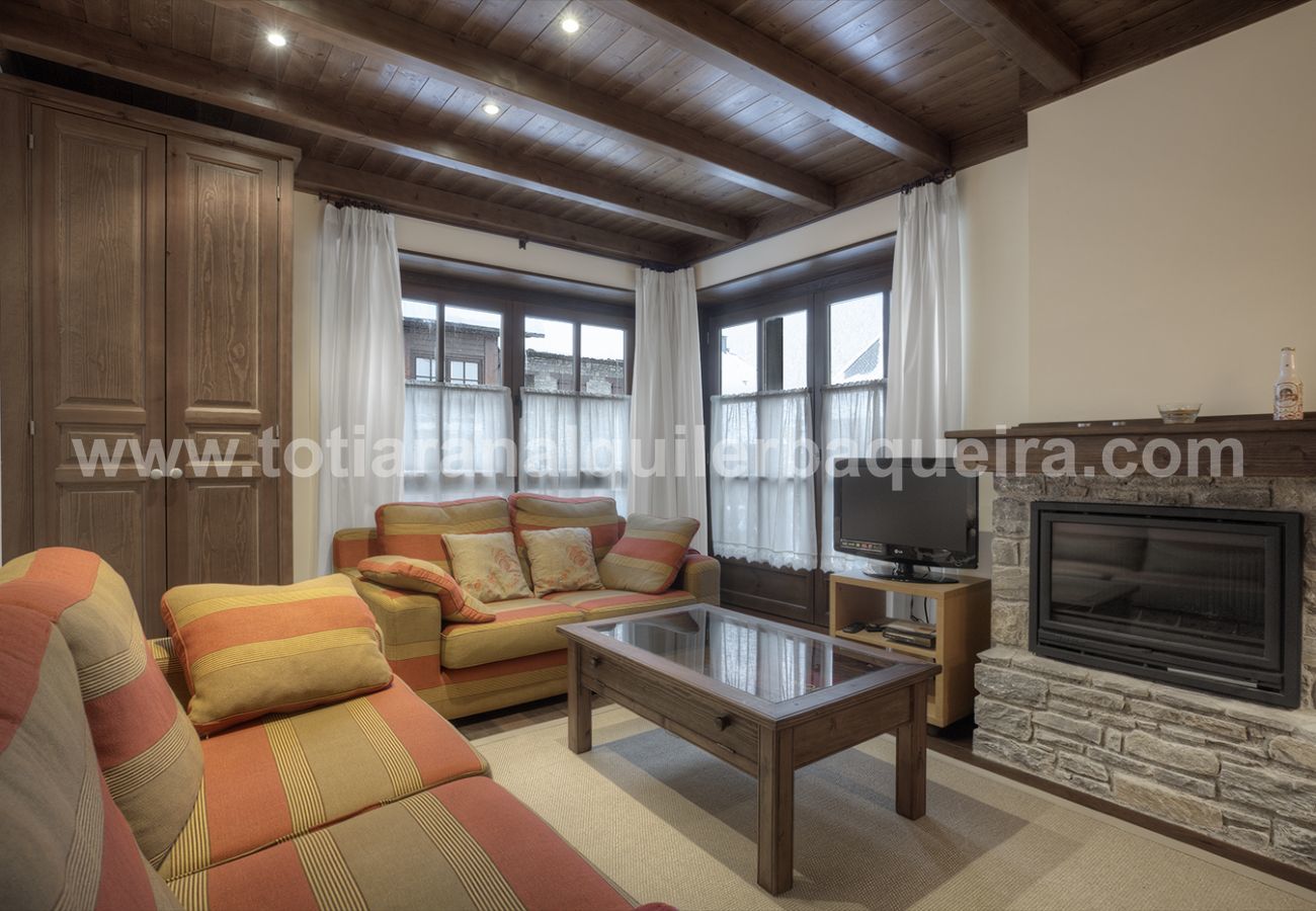 Living room Tuc dera Llança Totiaran, apartment in Val de Ruda, Baqueira