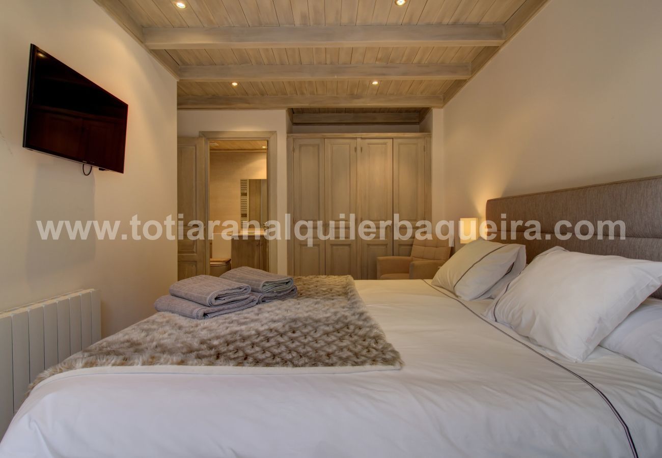 Bedroom of the Varrados by Totiaran apartment at the foot of the slopes