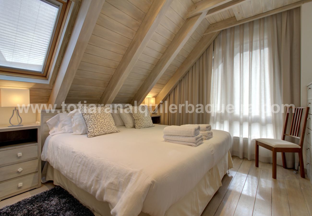 Bedroom of the Varrados by Totiaran apartment at the foot of the slopes