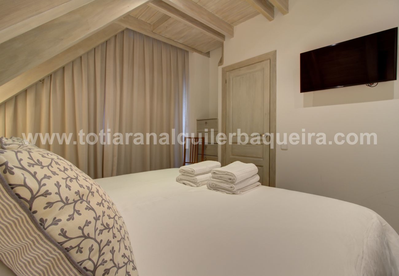 Bedroom of the Varrados by Totiaran apartment at the foot of the slopes