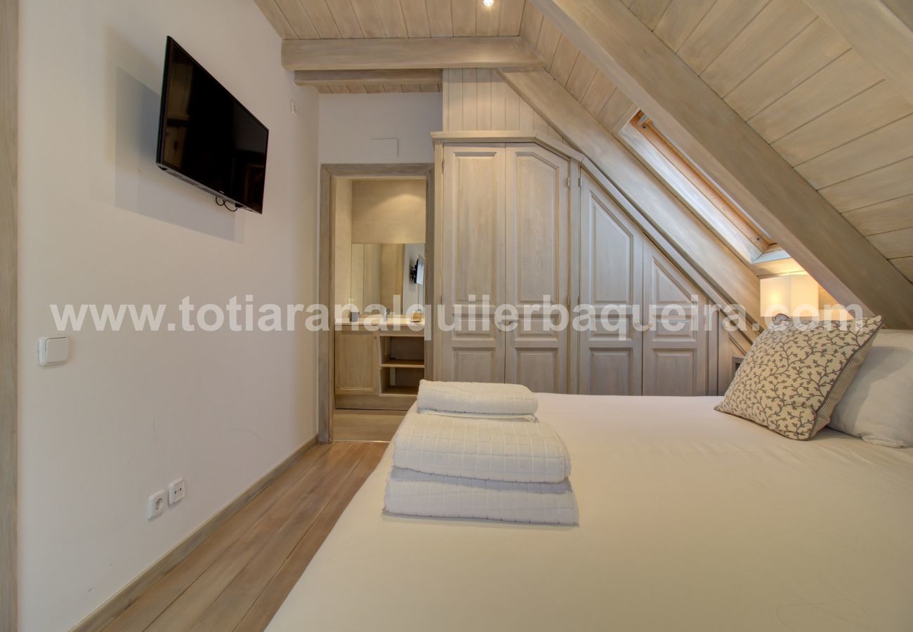 Bedroom of the Varrados by Totiaran apartment at the foot of the slopes